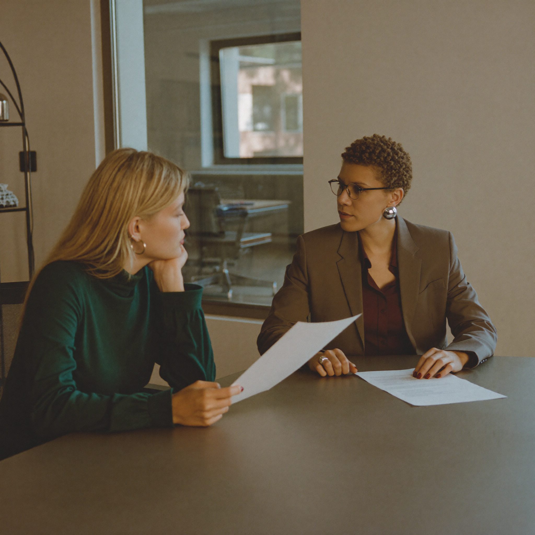 Marijke Cormelis in an advisory meeting at the table